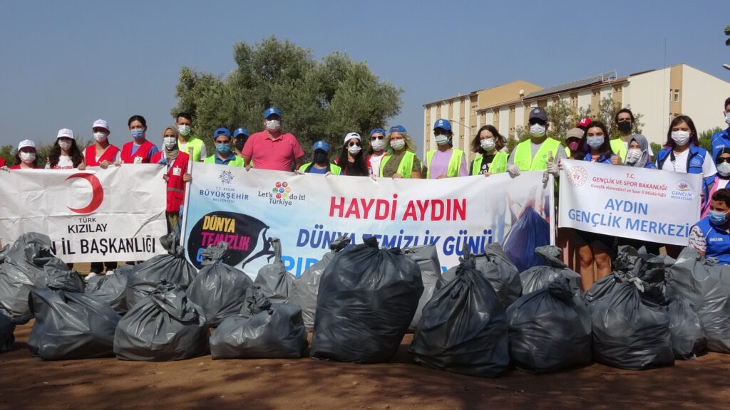 Aydınlı gönüllüler Dünya Temizlik Gününde çöp topladı