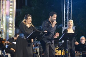 Aydınlılar Kent Meydanında konsere doydu