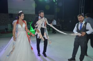 Arkadaşları damada öyle bir şey yaptı ki dakikalarca sürdü
