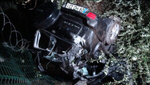 Ters dönen otomobilde sıkışan yaşlı çift yaralı olarak kurtarıldı