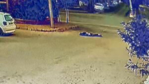 Otomobille çarptığı kişiyi metrelerce sürükledi