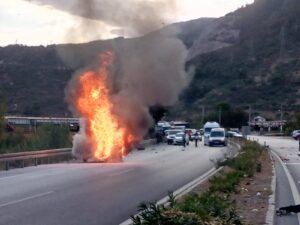 Söke’de kaza otomobil alev topuna döndü: 2 yaralı