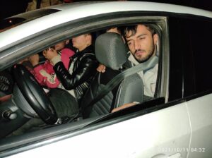 2 otomobilden 29 kaçak göçmen çıktı
