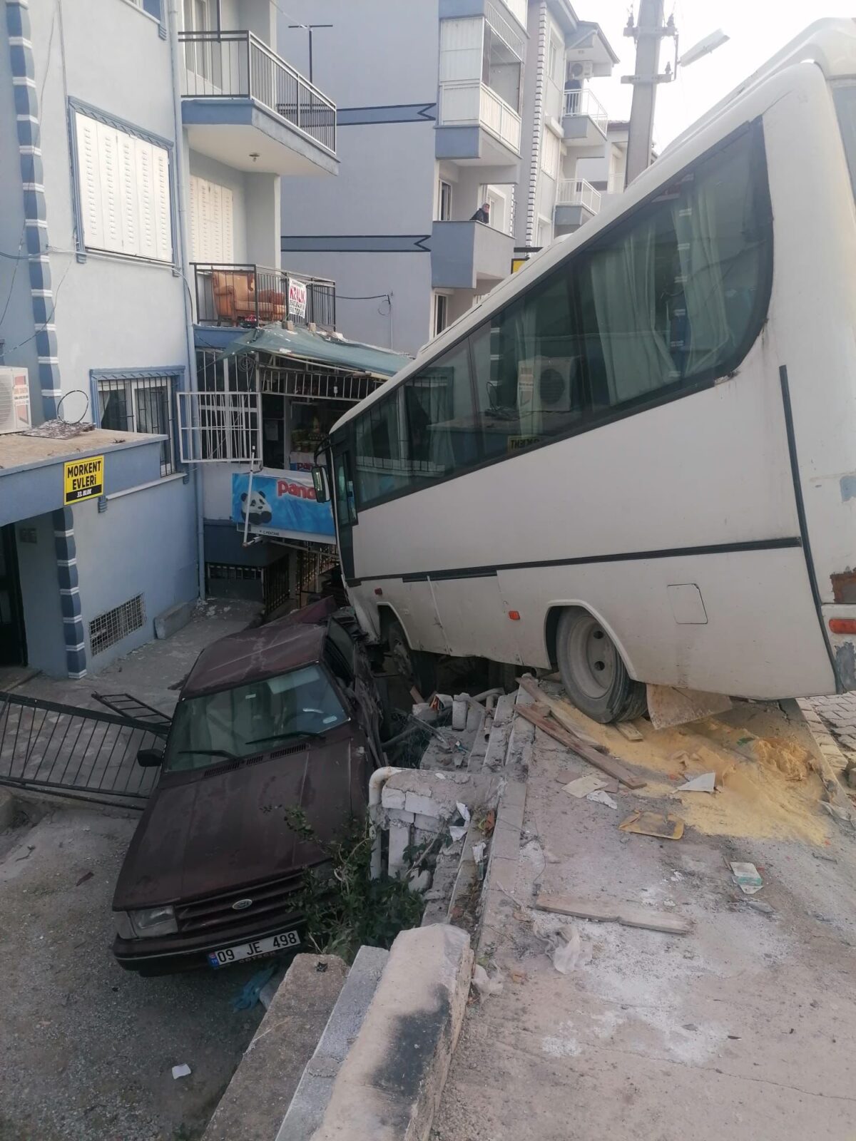 Söke’de korku dolu anlar, istinat duvarına asılı kaldı