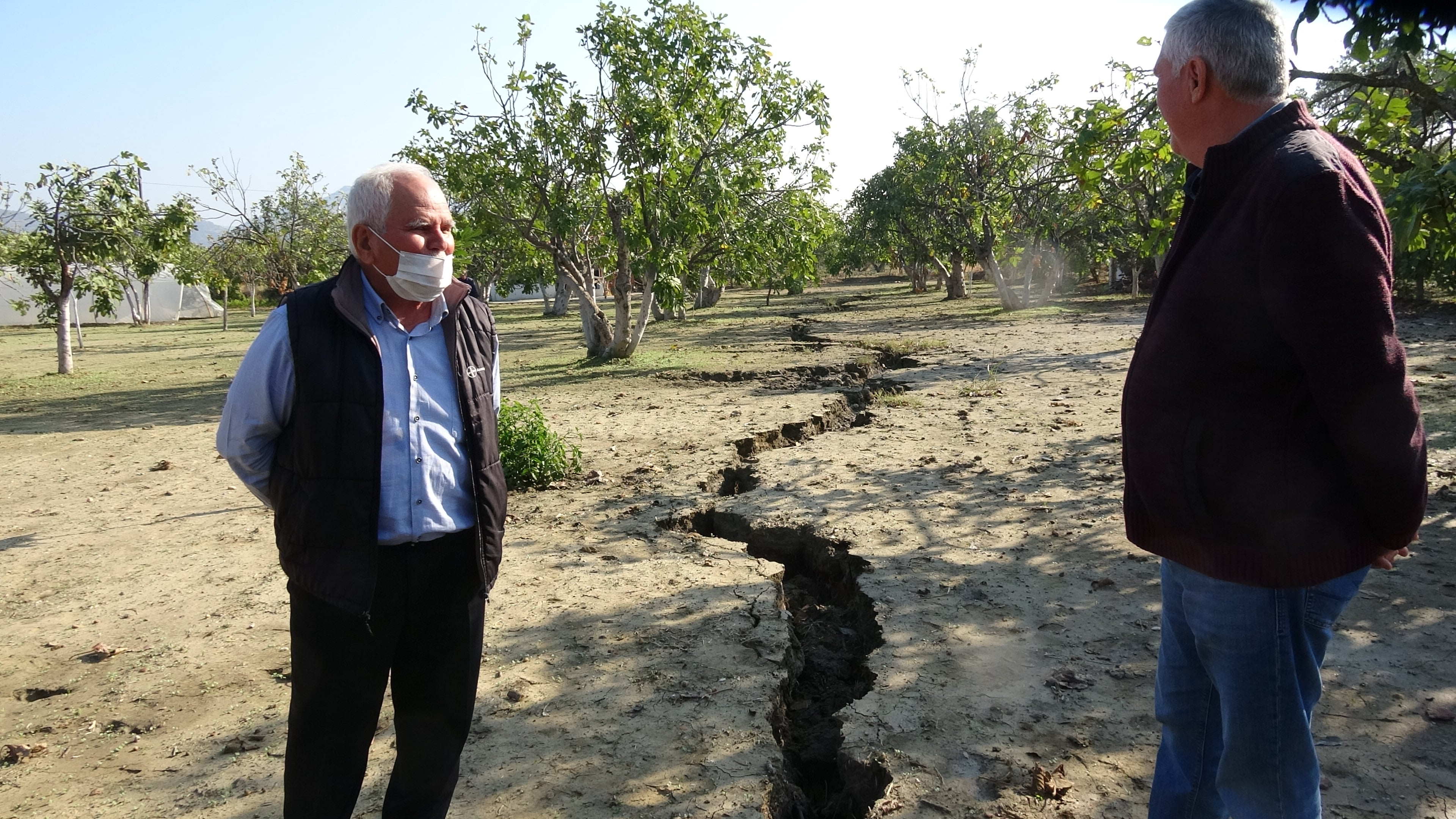 Germencik’te yerdeki çatlaklar vatandaşı tedirgin etti