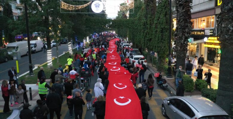 Aydınlılar 500 metre uzunluğunda Türk Bayrağı ile yürüdü