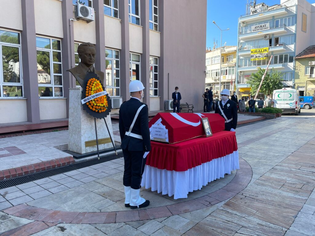 Evinde ölü bulunan hakim törenle memleketine uğurlandı