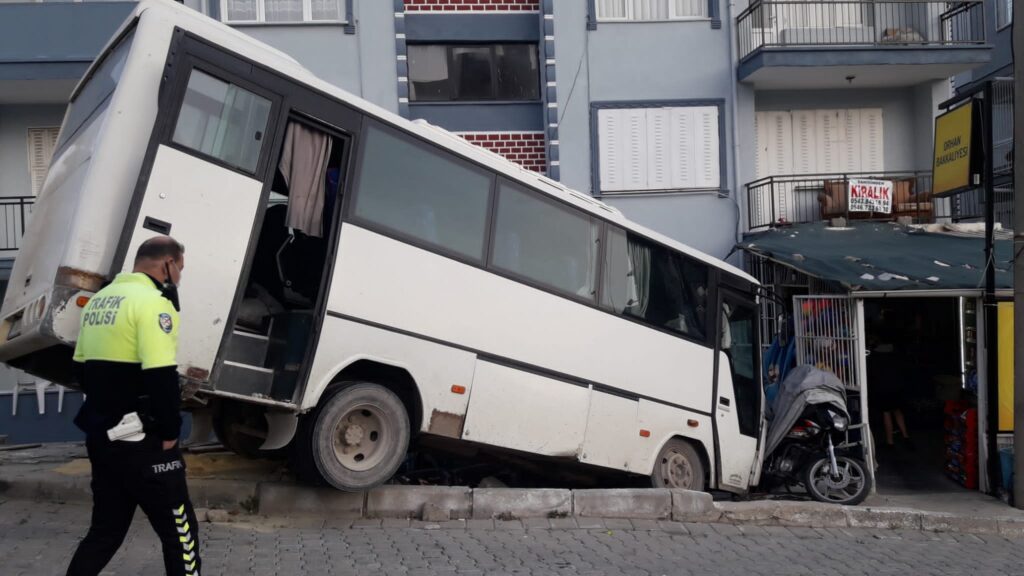 Söke’de korku dolu anlar, istinat duvarına asılı kaldı