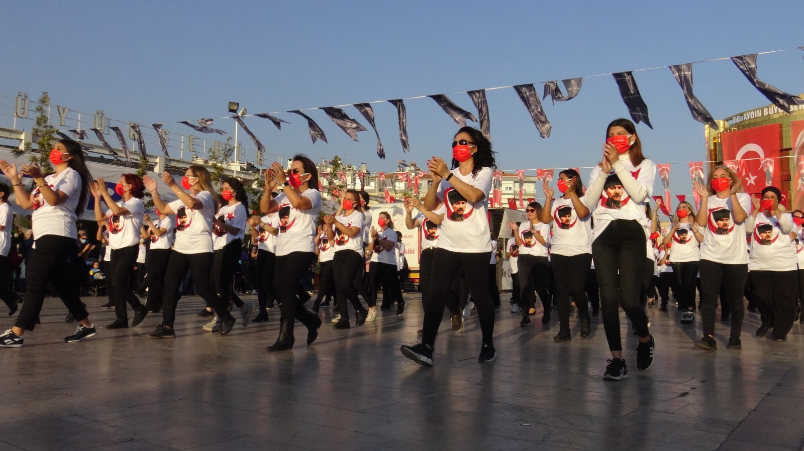 98 kadın Cumhuriyeti zeybek oynayarak kutladı