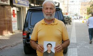 Sokak sokak gezip kayıp oğlunu arıyor 