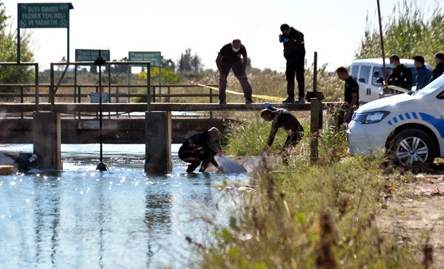 Kanalda boğazı kesilmiş ayaklarına taş bağlı ceset bulundu