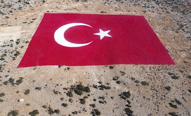 Dev Türk bayrağı 40 günde boyandı