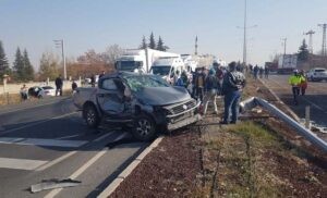 Karşı şeride geçen kamyonet, otomobile çarptı: 2 ölü 