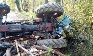 Devrilen traktörün altında kalan baba- oğul öldü