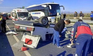 Bariyere çarpıp takla atan otomobildeki genç çifti ölüm ayırdı 