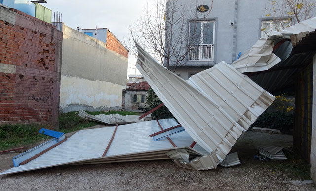 Fırtına ilkokulun çatısını uçurdu