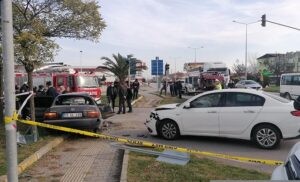 Kırmızı ışıkta geçen otomobil, iki araca çarptı; 1 ölü, 3