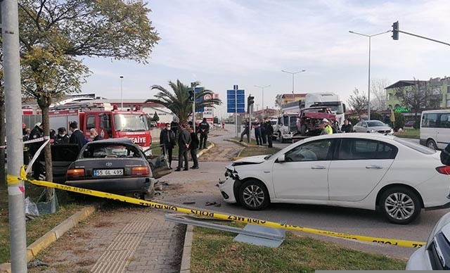 Kırmızı ışıkta geçen otomobil, iki araca çarptı; 1 ölü, 3 yaralı