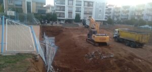 Çocuklar basketbol oynarken istinat duvarı çöktü