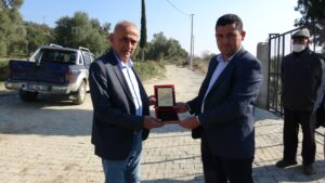 Çamur ve tozdan kurtaran belediyeye plaketli teşekkür