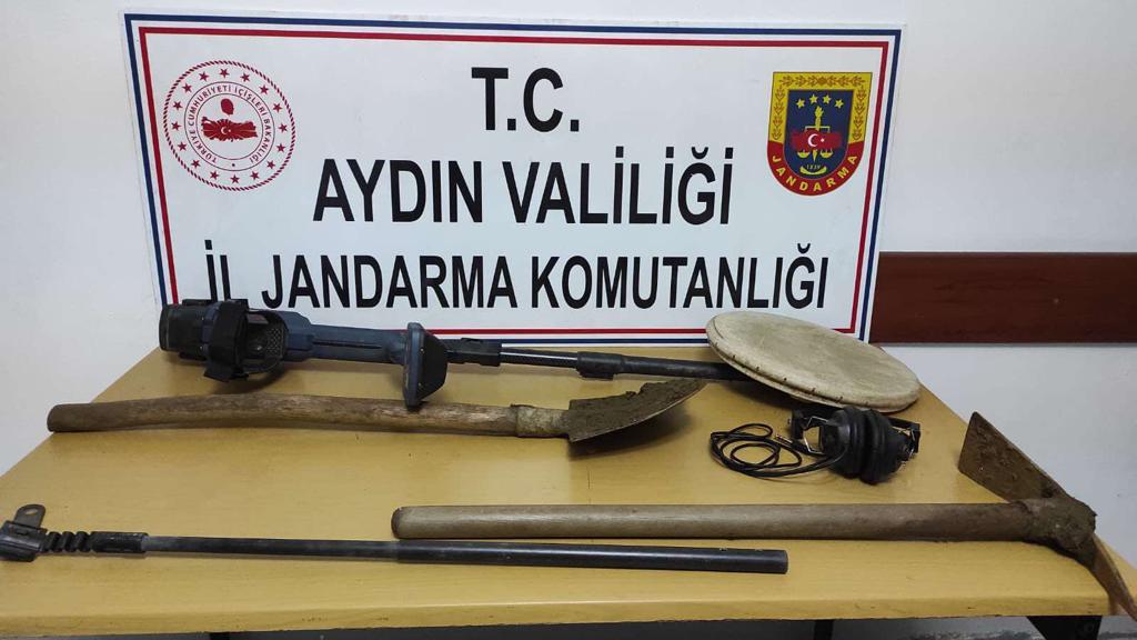 Amyzon Antik Kentte kaçak kazıya suçüstü