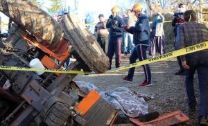 Devrilen traktördeki çift öldü