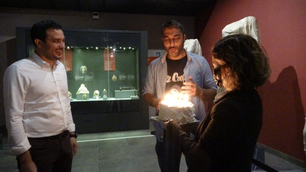 Habere giden gazeteci müzede doğum günü sürpriziyle karşılaştı