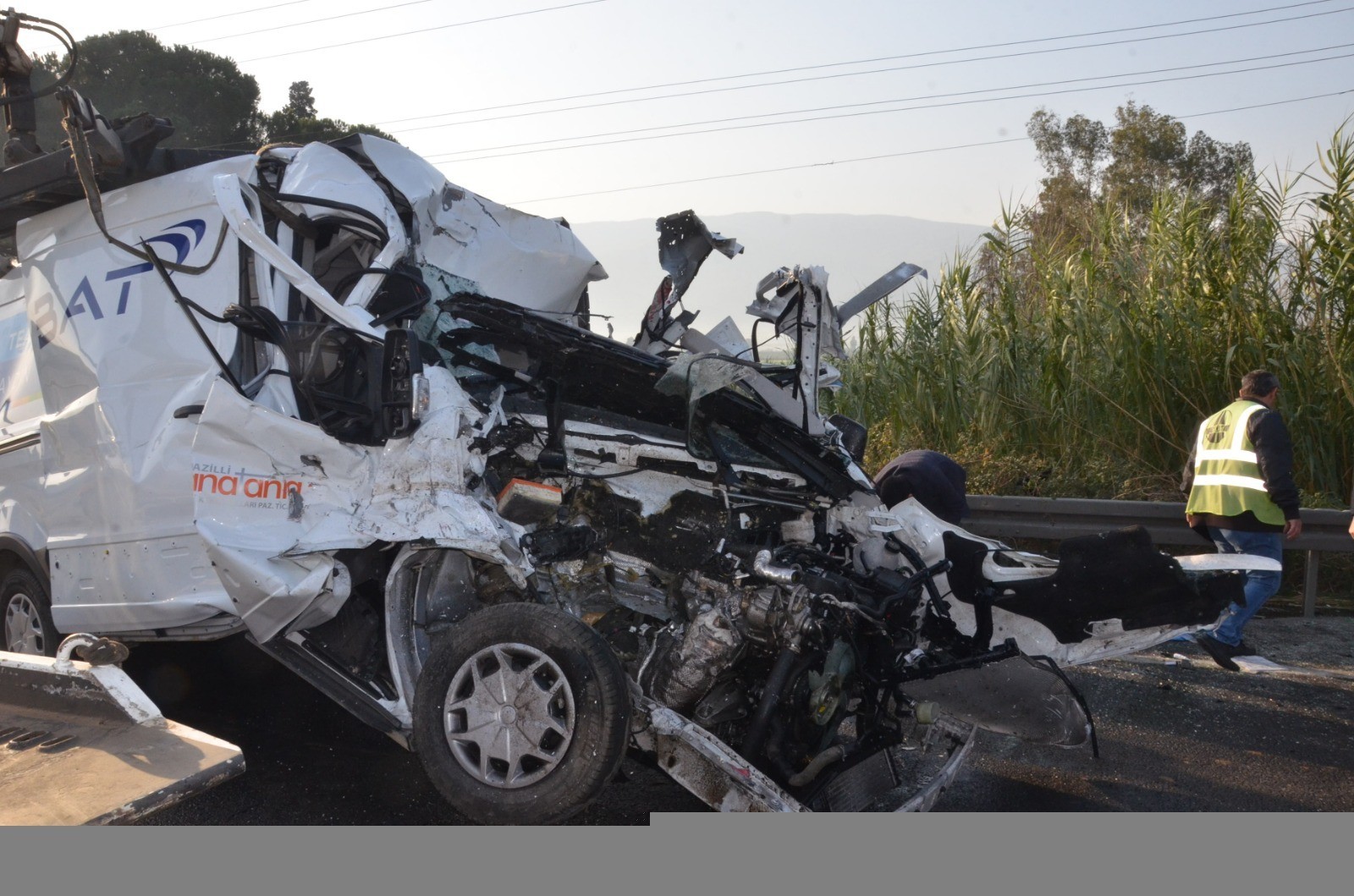 2 otobüs ve bir kamyonetin karıştığı kazada 11 kişi yaralandı