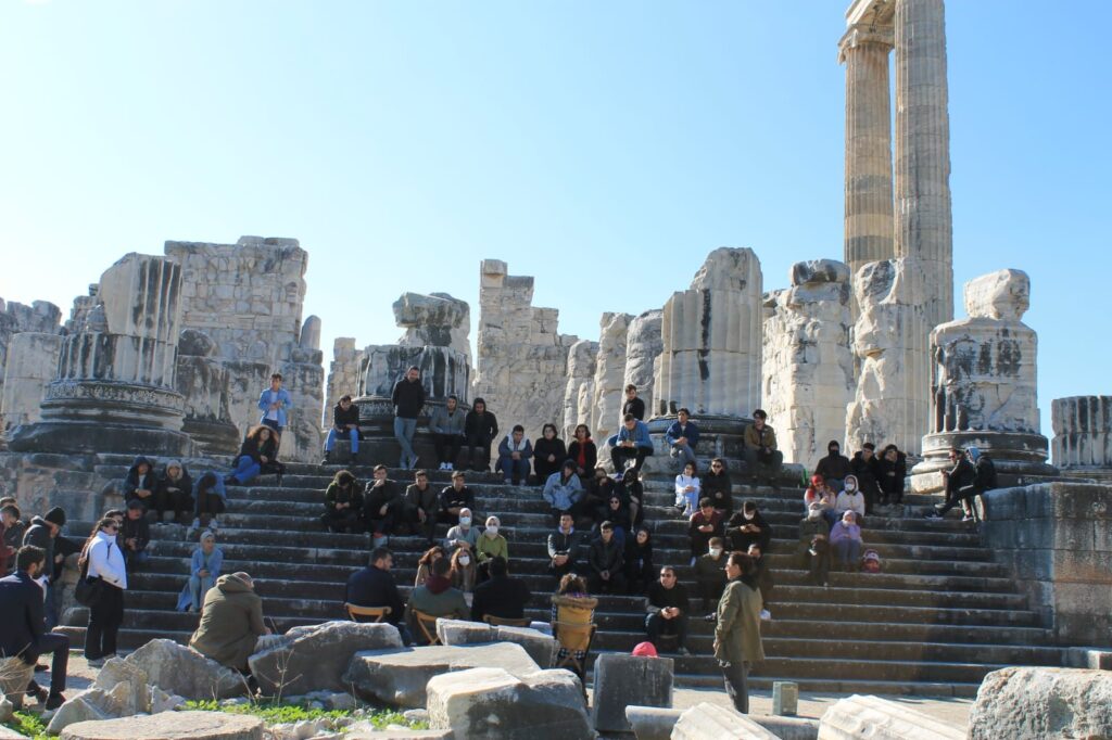 Üniversiteli öğrencileri Apollon Tapınağı’nı gezdi