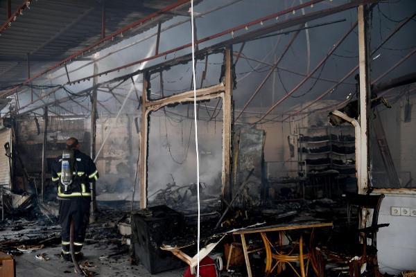 Kuşadası’nda 46 dükkan yandı
