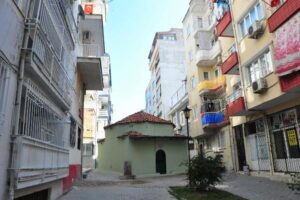 Sokağı ikiye bölen türbe görenleri şaşırtıyor