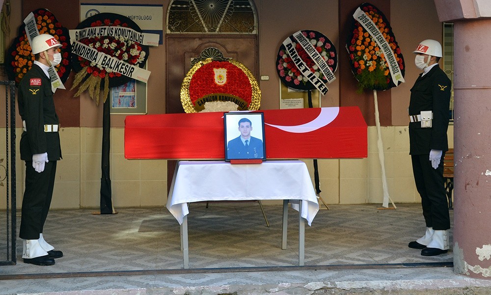 Denizde ölü bulunan astsubay son yolculuğuna uğurlandı