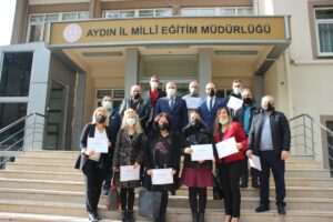 Kitap yazma komisyonundaki öğretmenlere teşekkür belgesi