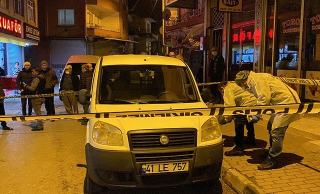 Kavgada ateşlenen pompalı yoldan geçen kadını yaraladı
