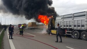 Emniyet şeridindeki kamyona çarpan TIR alev aldı