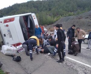 İşçi midibüsü devrildi: 12 yaralı