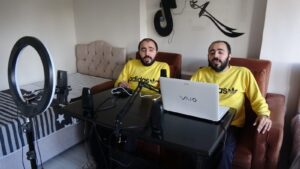 Engelli ikizler okuduğu türkülerle hayata bağlanıyor
