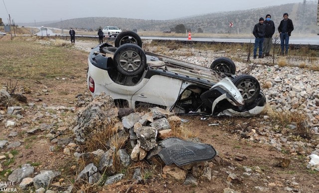 Takla atan otomobil ters döndü; sürücü öldü, eşi yaralı