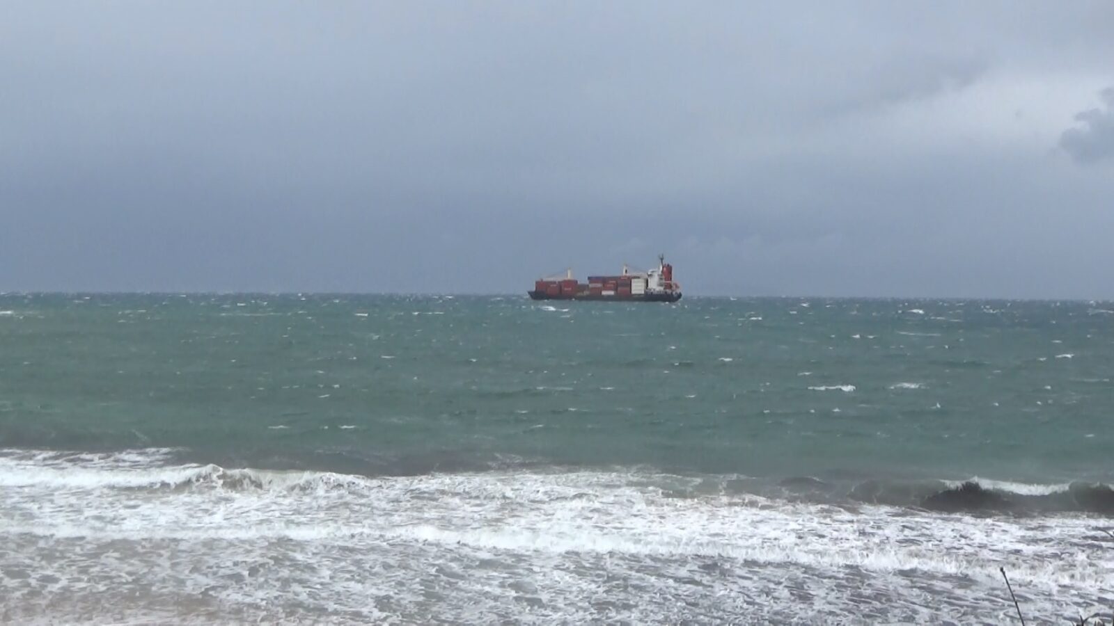 Didim’de karaya oturduğu sanılan geminin arızalı olduğu öğrenildi