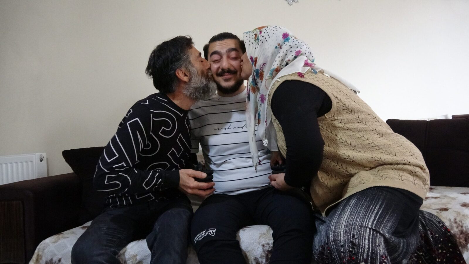 Protez kollarına kavuşan Samet, 20 ay sonra anne ve babasının elini öptü