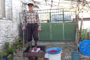 Kıbrıs Gazi’sinin ürettiği nar ekşisi müşterilerinin vazgeçilmezi oldu