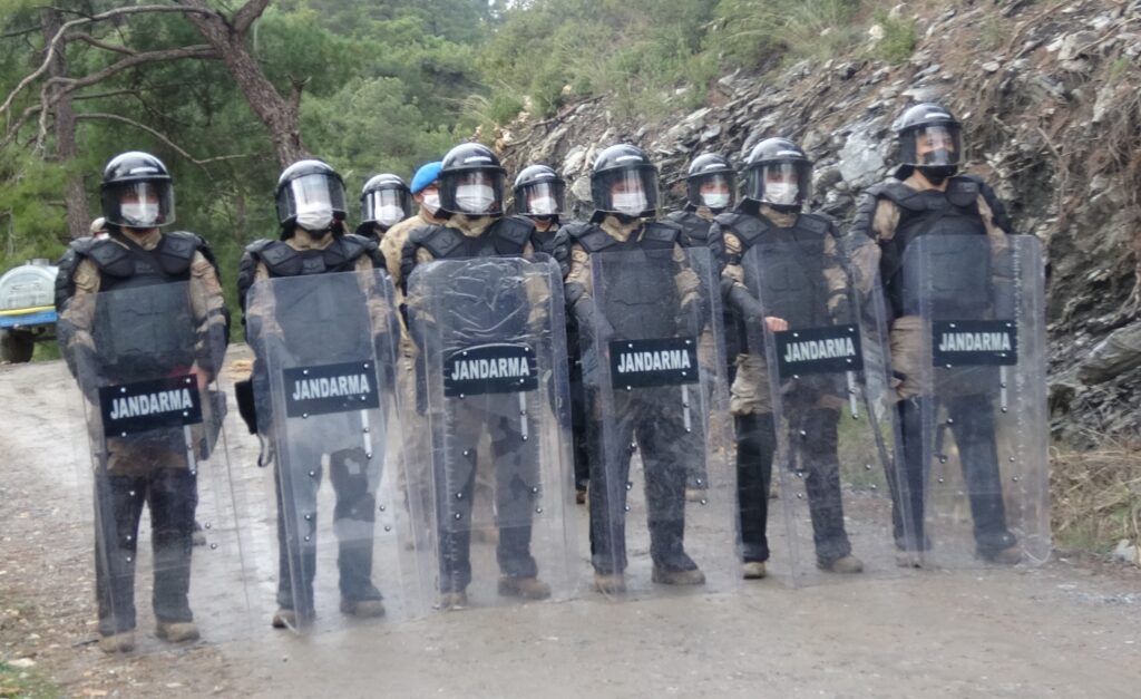 Altın madeni istemeyen köylüler, jandarma barikatını aşıp, iş makinesinin lastiğini kesti