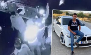 Bekçi, kardeşi ve iki arkadaşını dışarı çıkaran müzikhol önünde tabancayla
