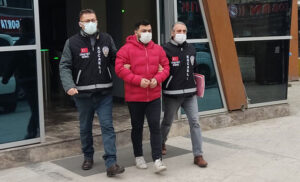 Evine giren hırsızı bıçaklayarak öldürdü
