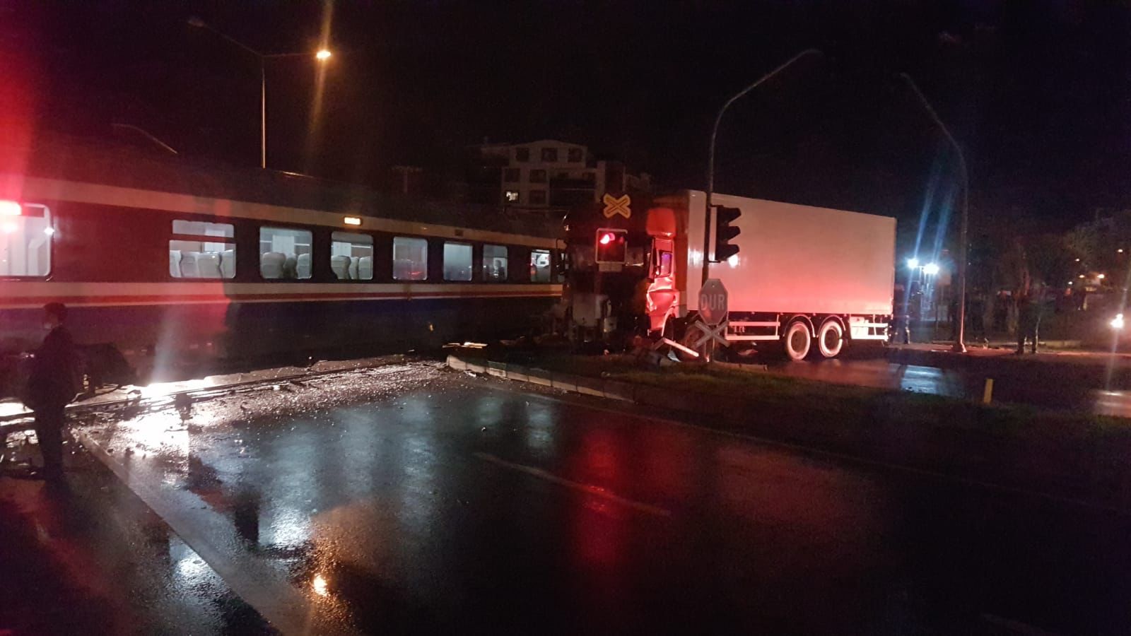 Trene çarpan kamyon şoförü yaralandı