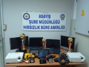 Çaldıklarıyla birlikte yakalandı