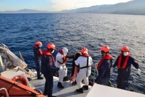 Kuşadası’nda 50 düzensiz göçmen kurtarıldı