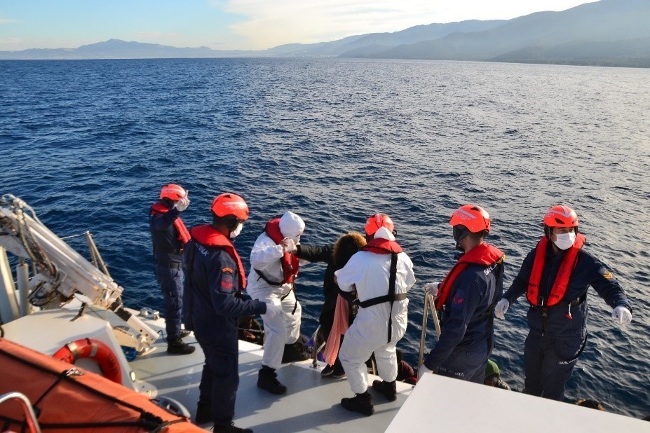 Kuşadası’nda 50 düzensiz göçmen kurtarıldı