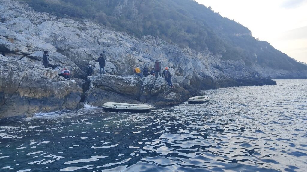 Kuşadası’nda 50 düzensiz göçmen kurtarıldı