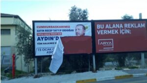 Cumhurbaşkanı Erdoğan'ın afişlerini yırttılar